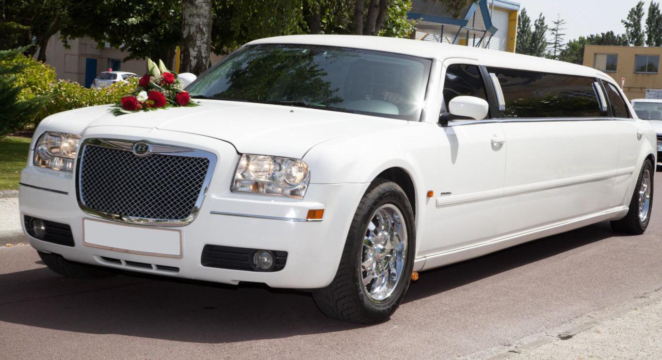 Weiße Chrysler Limousine in Wuppertal mit Blumenschmuck auf der Motorhaube